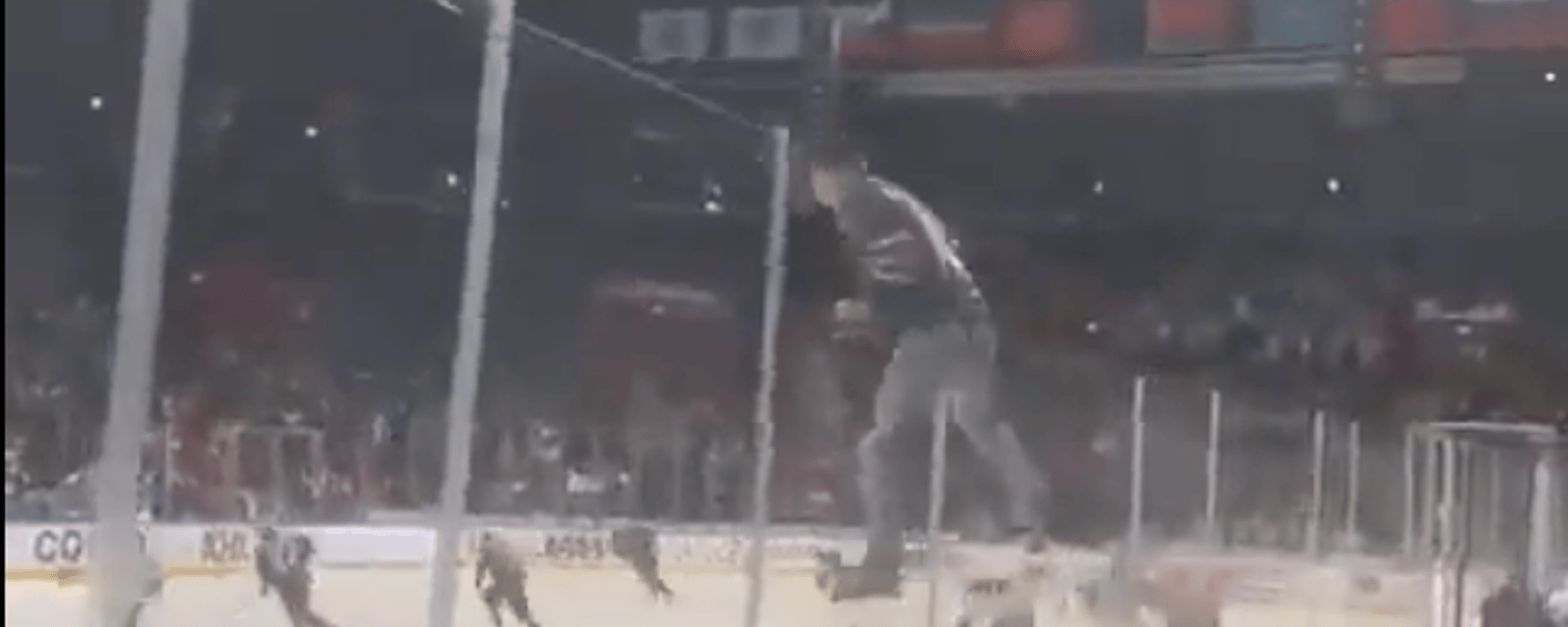 À voir: un partisan de la KHL saute par dessus la baie vitrée en plein match