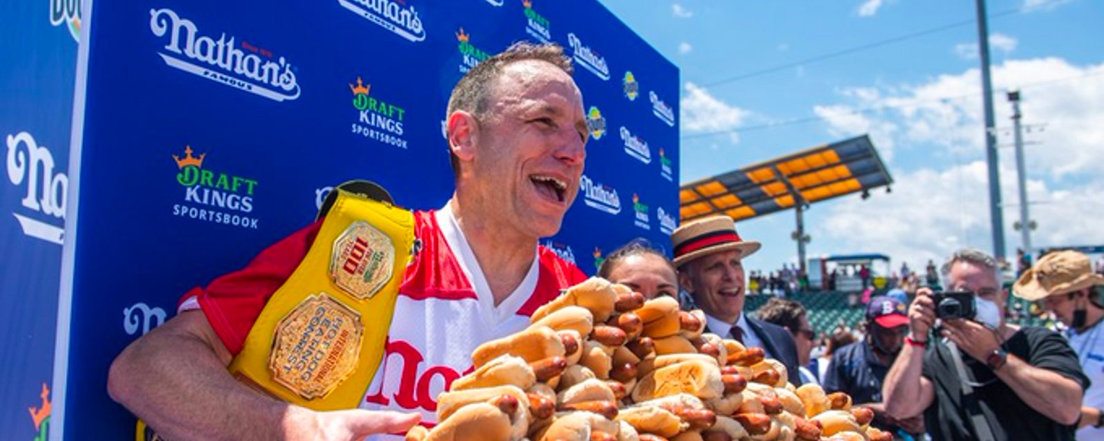 Joey Chestnut remporte son 15e championnat de mangeurs de hot dogs