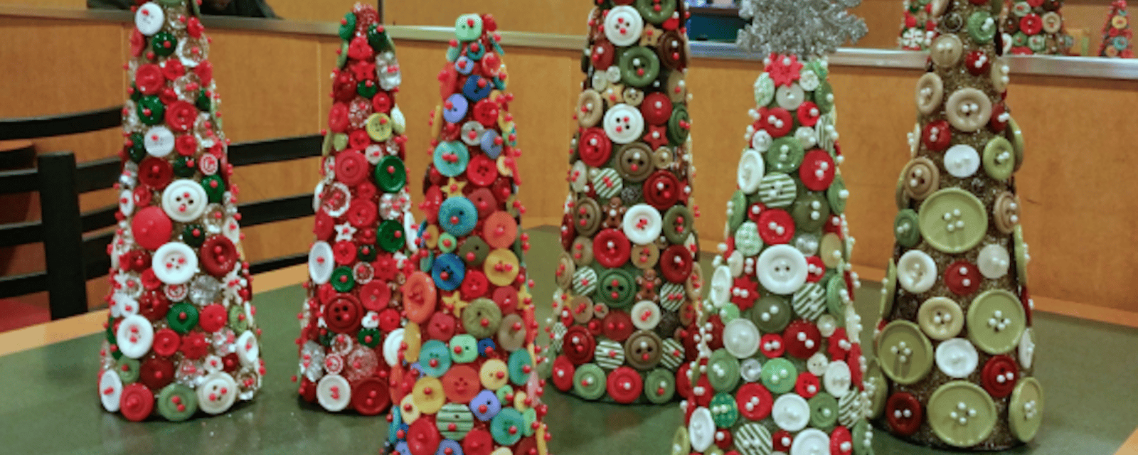 Comment faire de jolis sapins de Noël avec des boutons