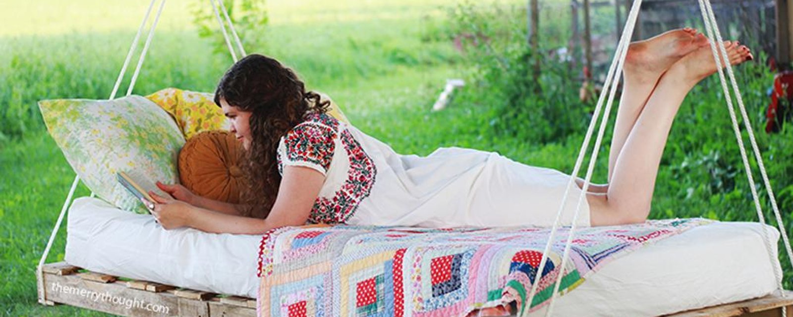 Le must de l'été: un lit-balançoire en bois de palettes fait maison