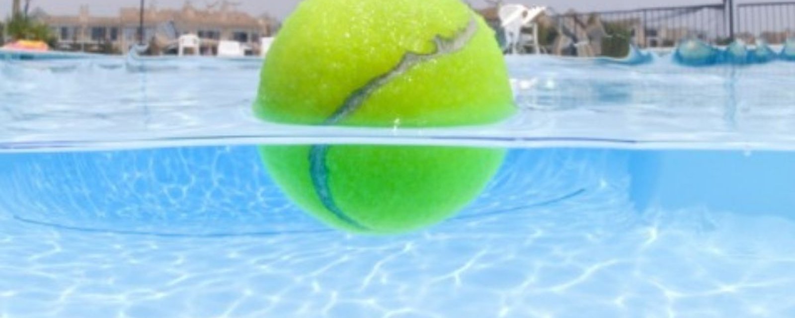 Comment nettoyer une piscine avec une balle de tennis