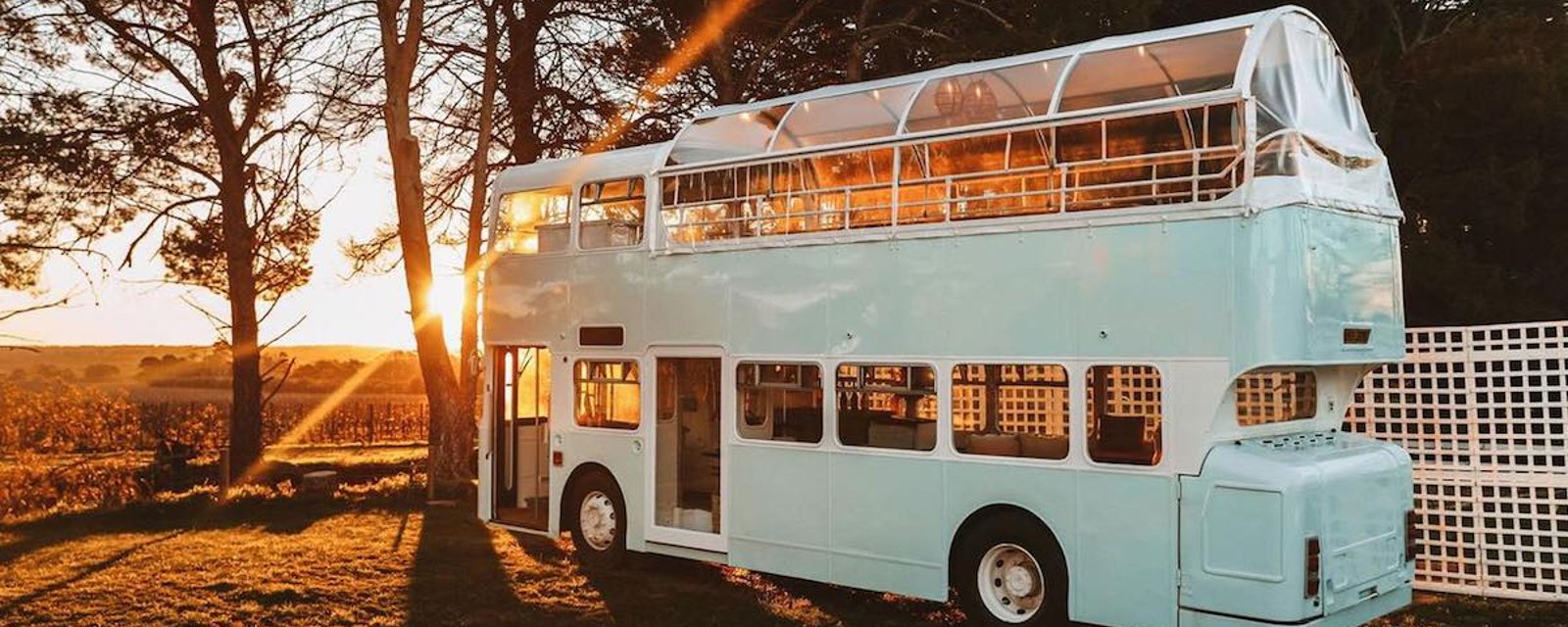 Un couple a transformé un bus à deux étages en salle de dégustation