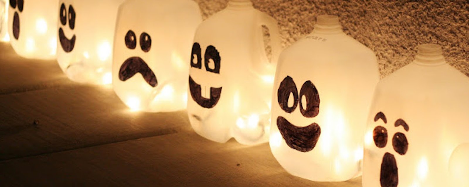 Une déco d’Halloween facile: des fantômes en bouteilles de plastique