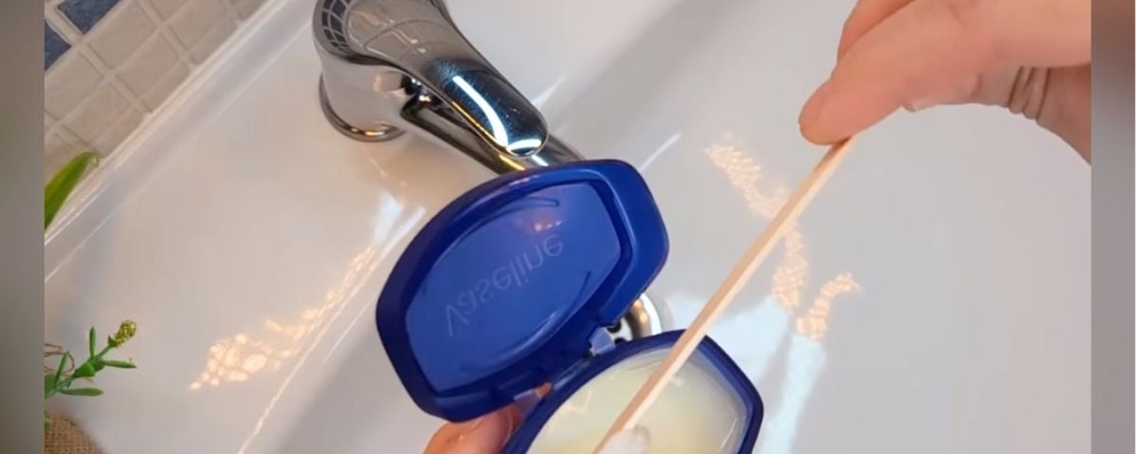 Comment avoir des lavabos et robinets qui brillent comme des neufs grâce un produit très commun
