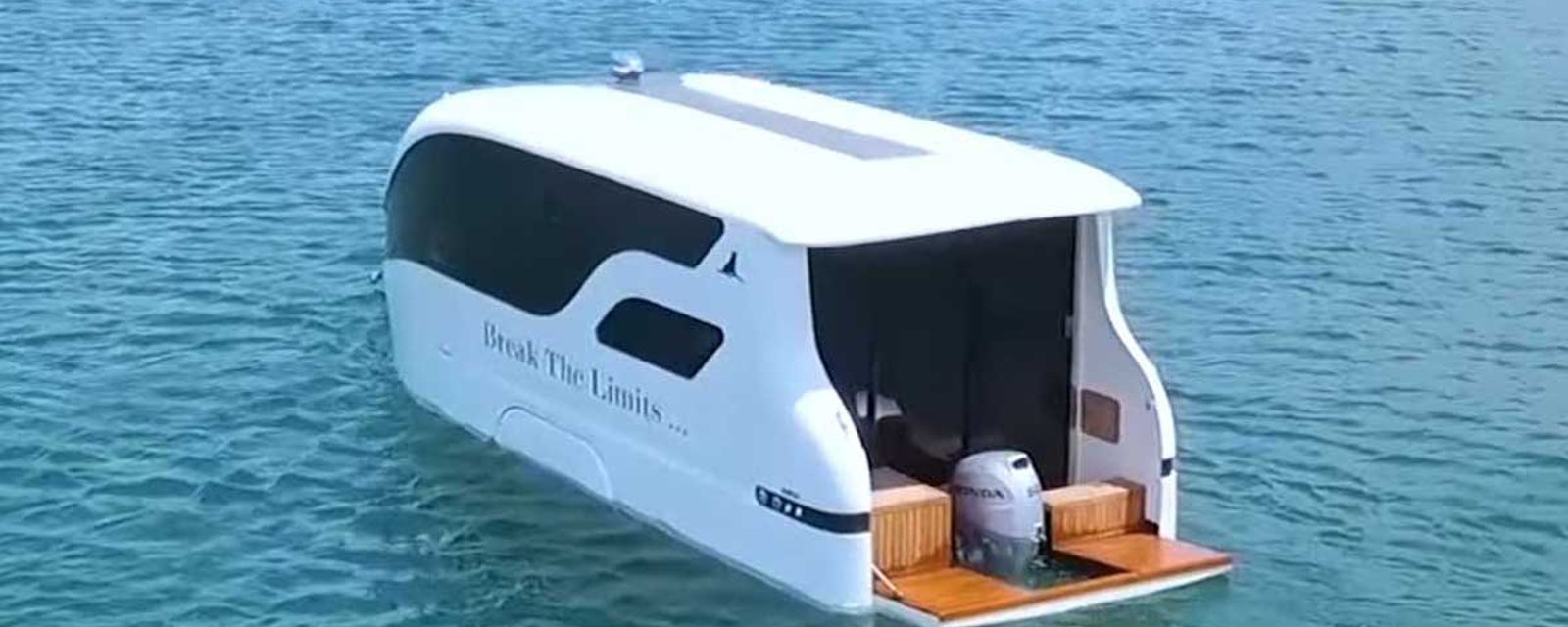 Idée pour les vacances: un camping-car flottant!