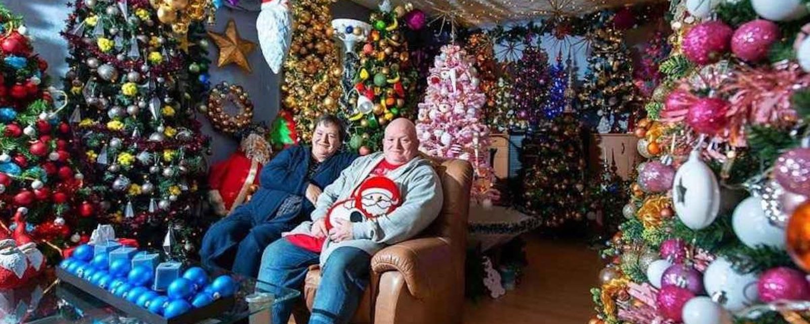 Un couple décore sa maison avec un nombre record de 444 sapins de Noël