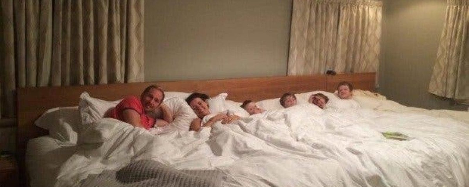 Ce couple a fabriqué un lit gigantesque pour dormir avec ses 4 enfants