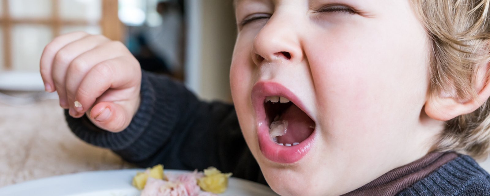 Le fait de manger la bouche ouverte ajoute du goût à la nourriture, selon la science