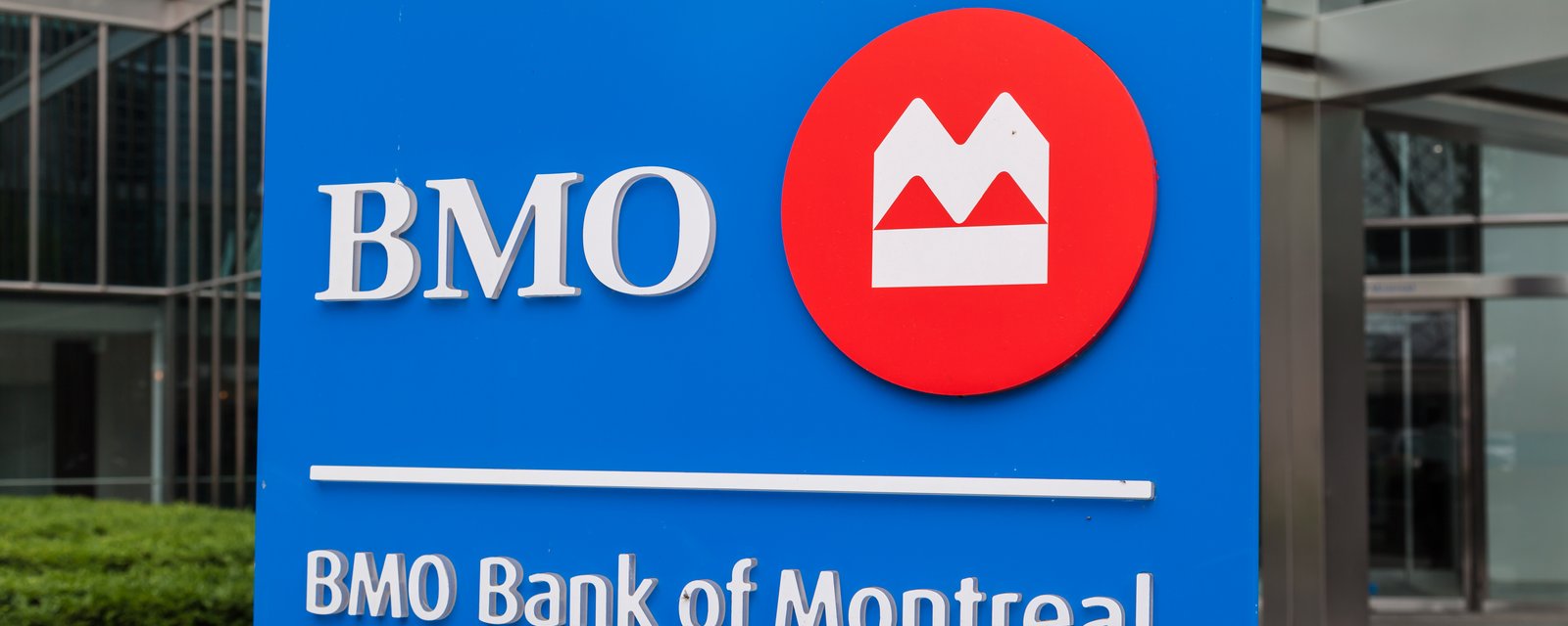 Un Québécois se fait frauder de 10 000$ chez BMO et la banque refuse de l'indemniser. 