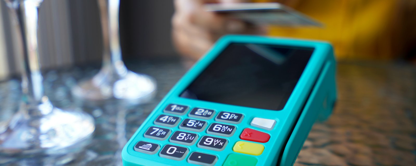 Des restaurants offrent maintenant des rabais si vous ne payez pas avec une carte de crédit.