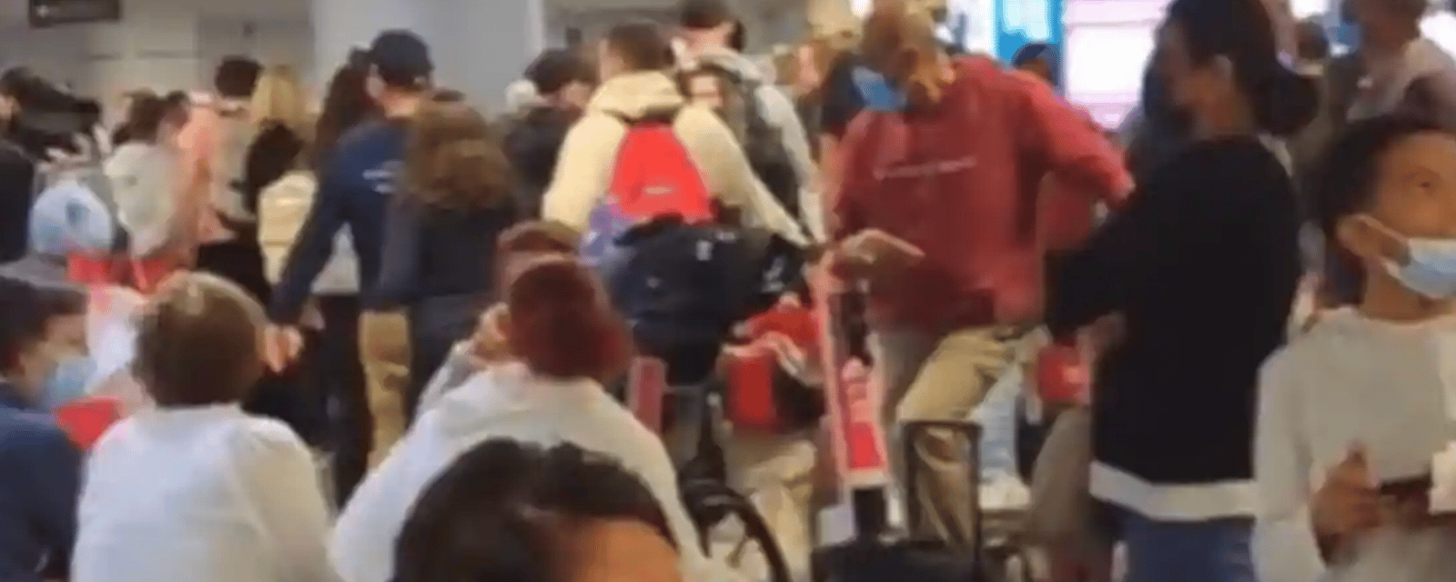 Des passagers écoeurés d'attendre crient « f**k you Sunwing » à l'aéroport