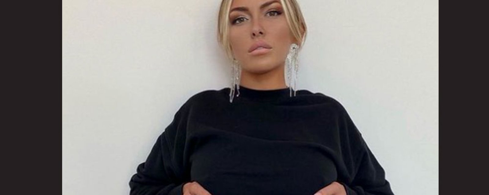 Paulina Gretzky pulls up her top in revealing new photos