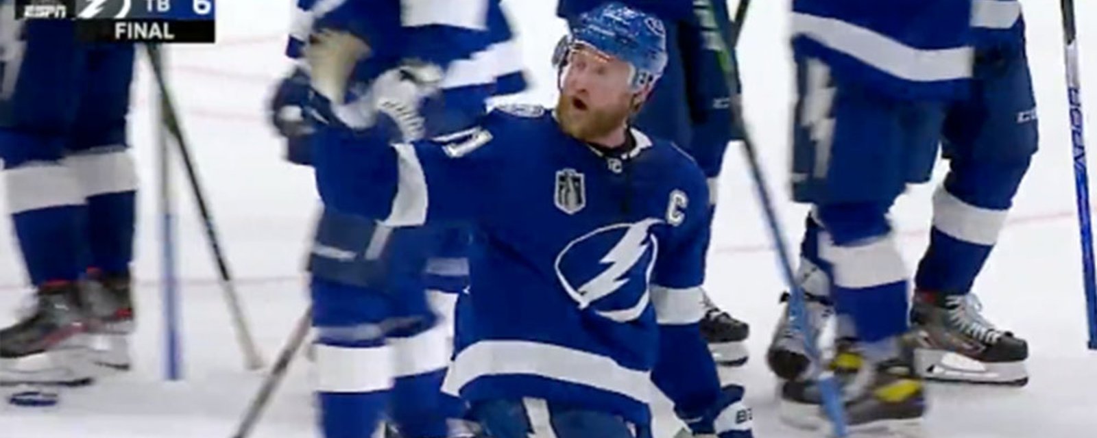 Stamkos yells at Lightning fans to stop throwing beer cans on the ice