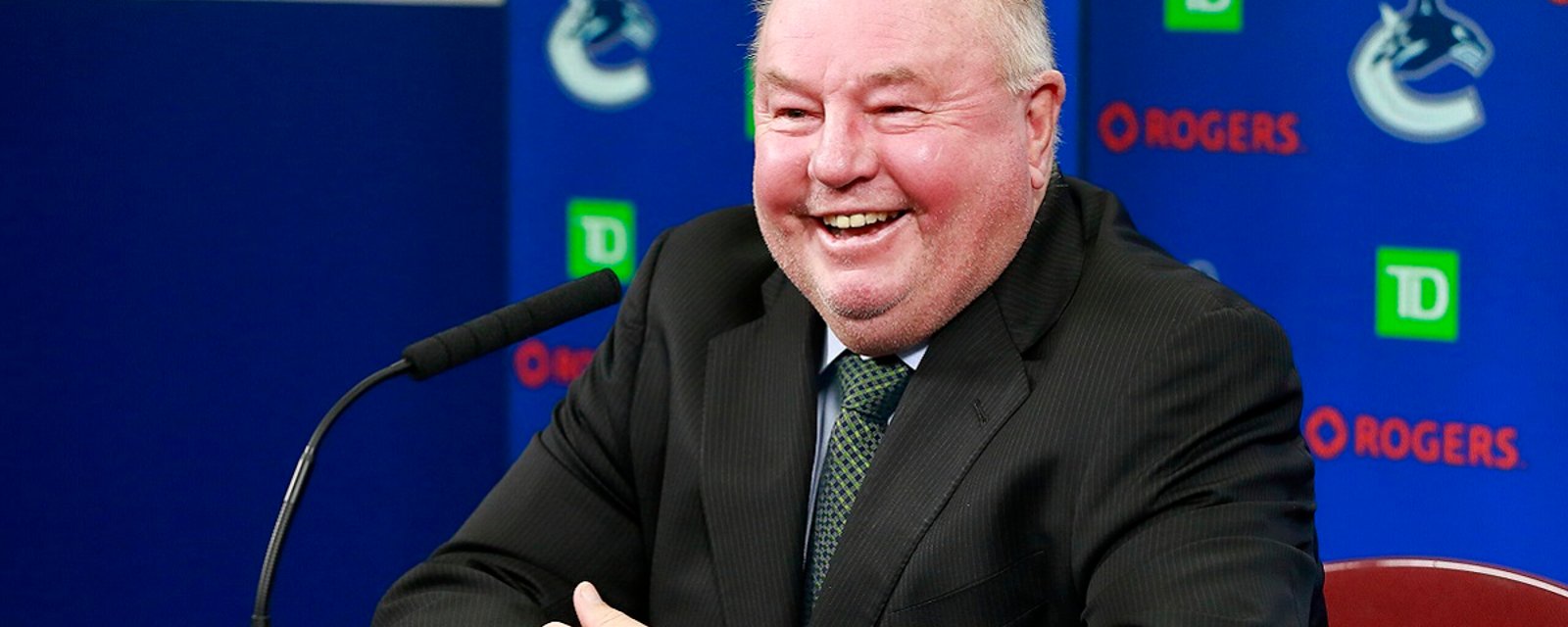 Bruce Boudreau responds to the fans in Vancouver.
