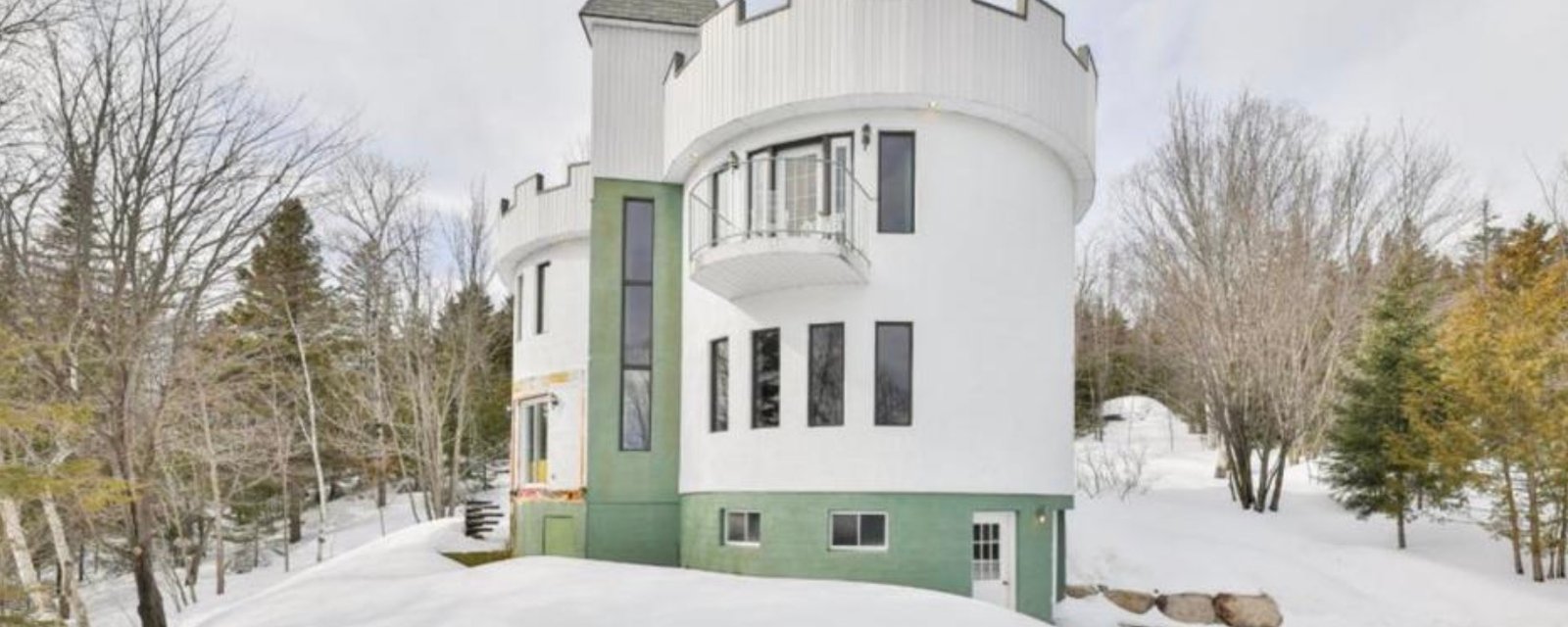 Cette maison à vendre à Sainte-Agathe-des-Monts ressemble à un véritable château 