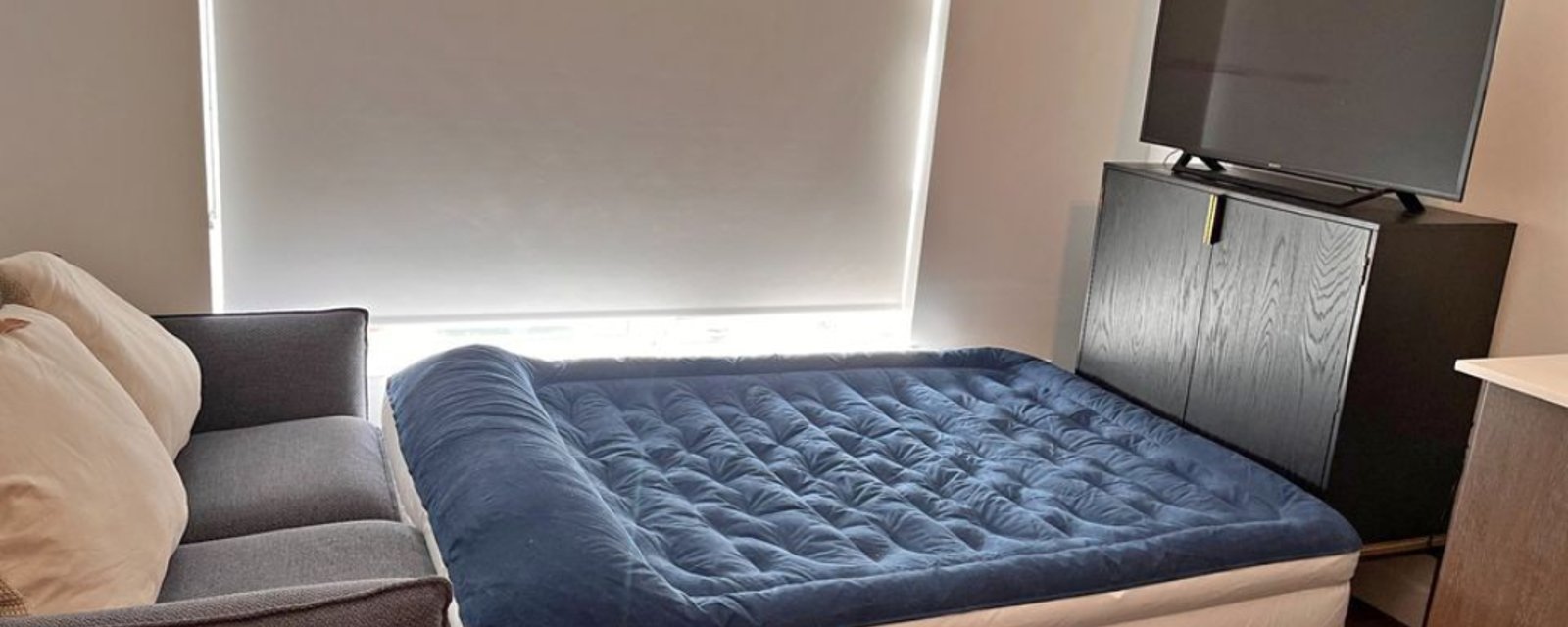 Un appartement en colocation avec un matelas gonflable en guise de lit choque les Québécois