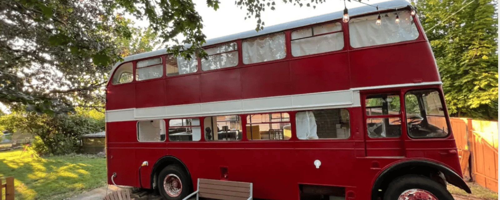 Un jeune homme a transformé un bus à deux étages en douillette mini-maison.