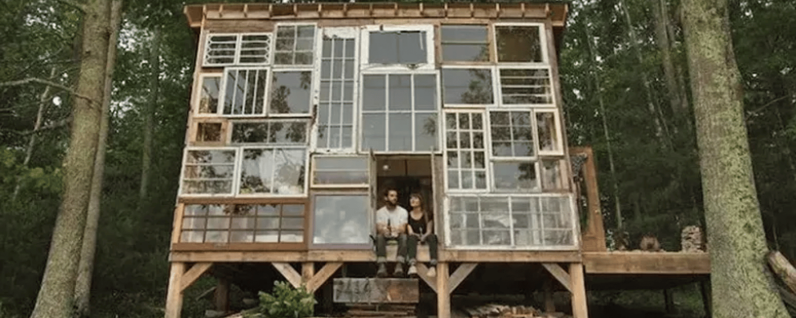Ils recyclent de vieilles fenêtres pour construire une magnifique cabane en forêt
