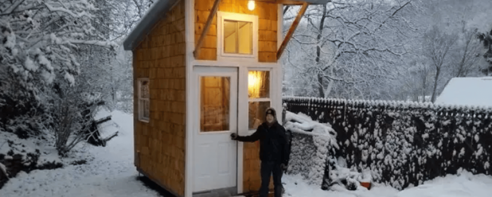Pour moins de 2000 $, un ado de 13 ans construit cette magnifique maison dans son jardin