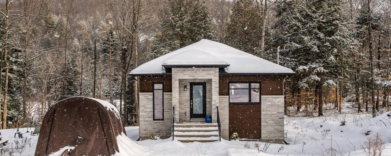Jolie maison contemporaine de 3 chambres adossée à une montagne à vendre pour 299 900$
