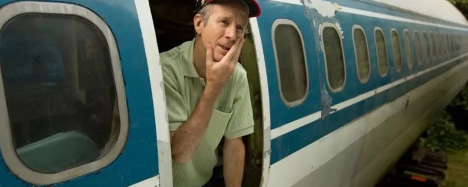 Cet homme paie environ 370 $ par mois pour vivre dans un avion de ligne cloué au sol dans les bois