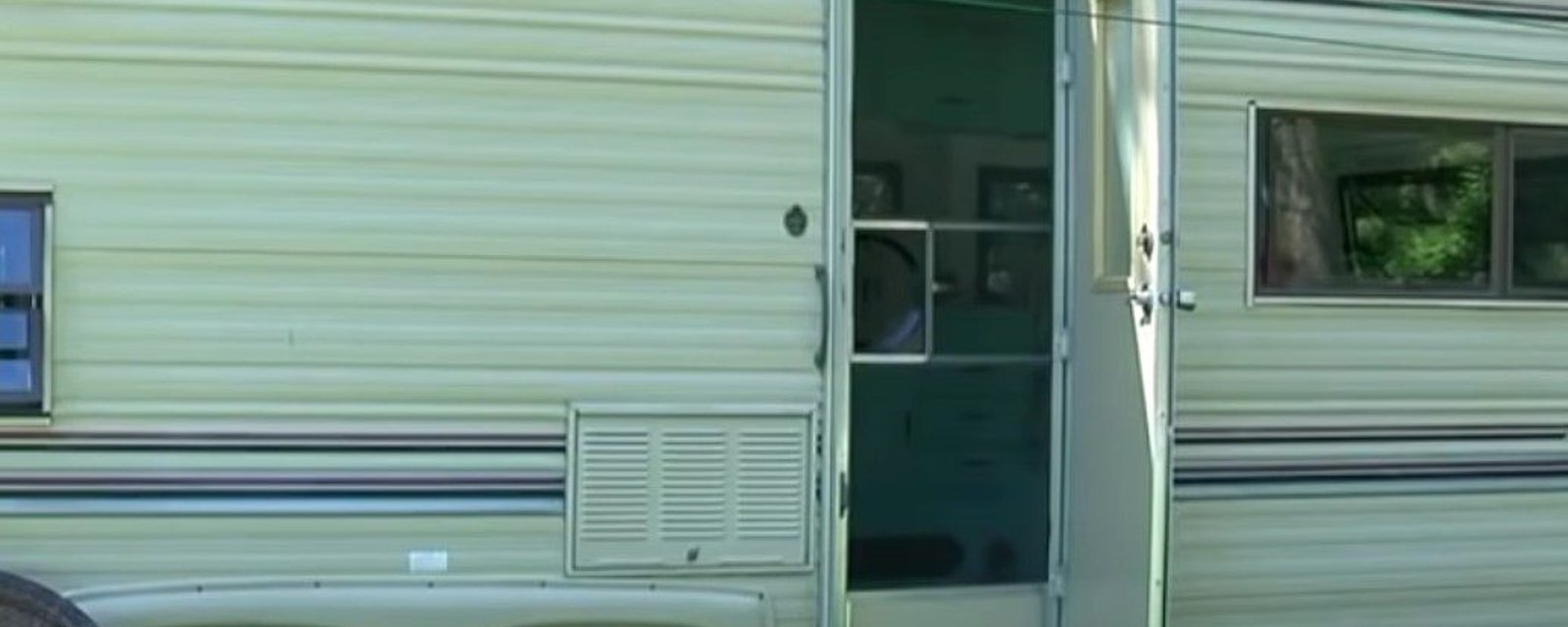Une jeune fille achète une roulotte de 1988 pour 400 $ et la transforme en une coquette petite maison confortable