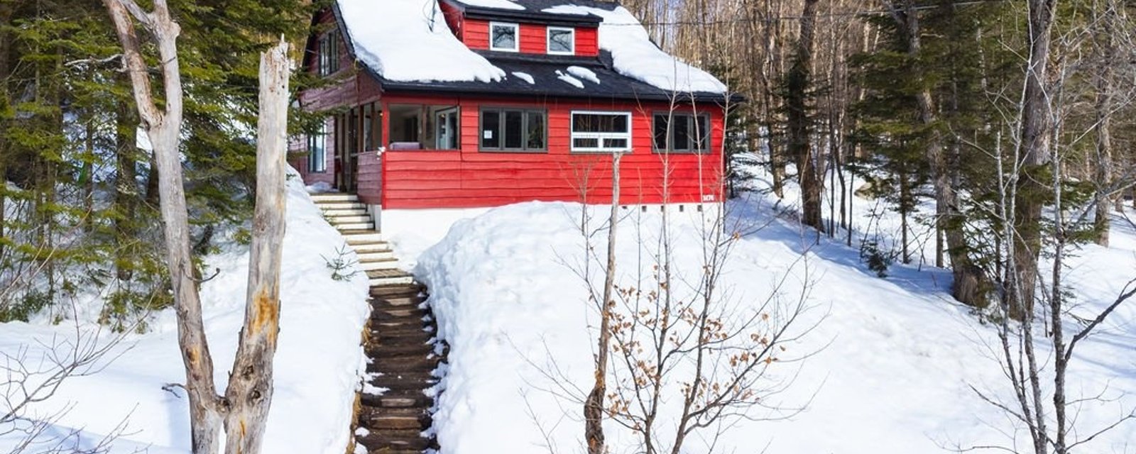 Chaleureux, lumineux et plein de cachet: le parfait cottage laurentien à seulement 298 500$