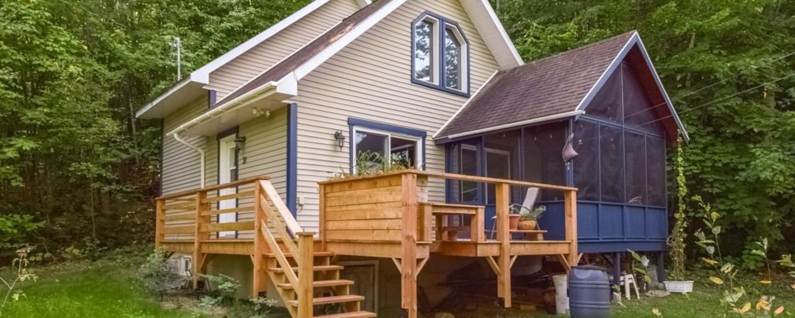 Chaleureusement accueillante, cette maison à 274 900$ vous fera goûter aux bienfaits de la vie en pleine nature