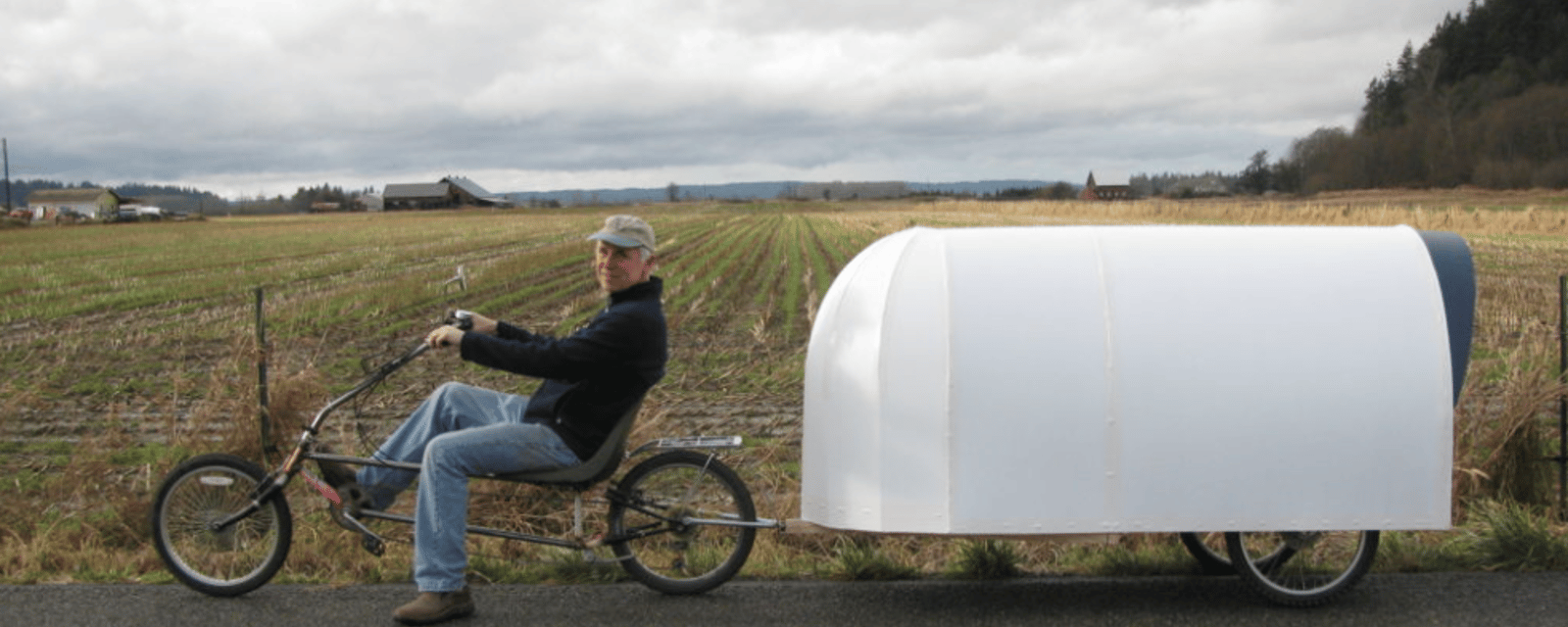 Pour moins de 200 $, il construit une mini-maison qu'il peut remorquer à vélo