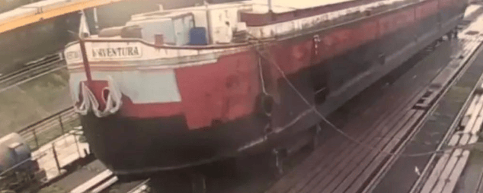 Un couple transforme un vieux bateau cargo en magnifique maison 