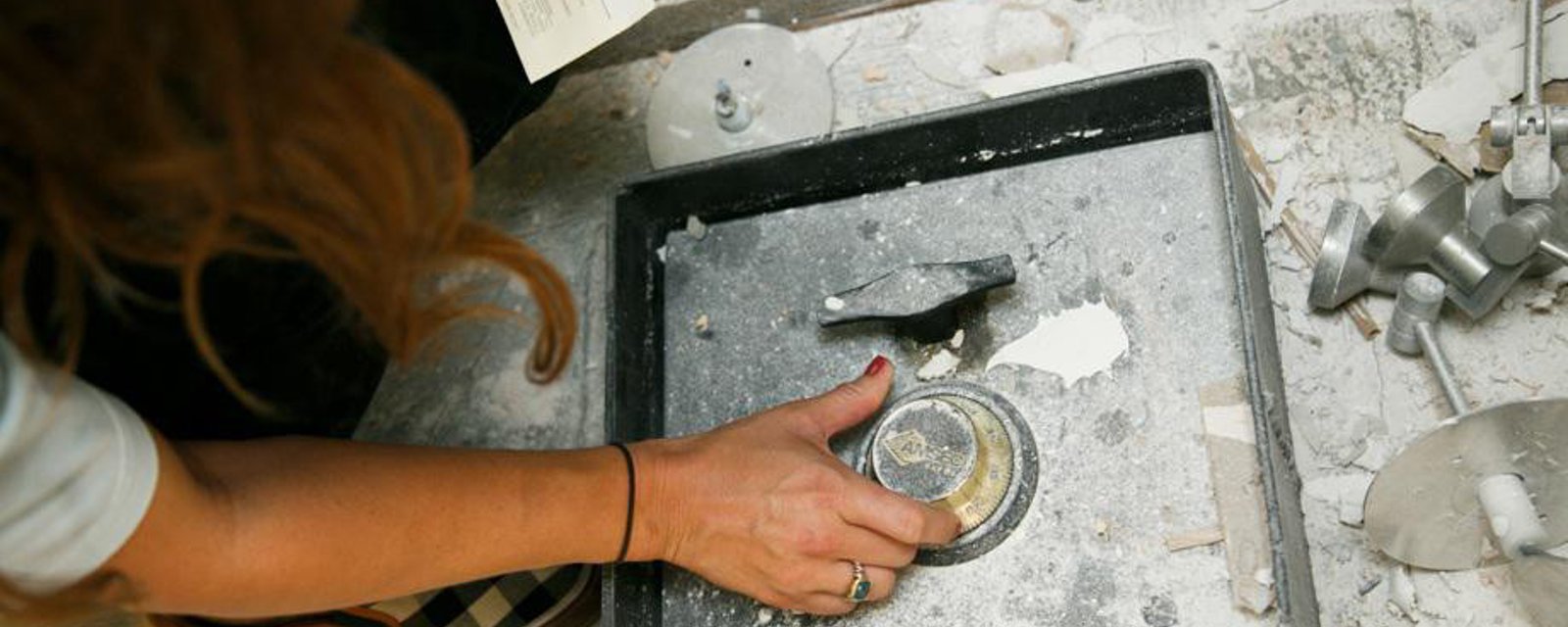 En rénovant leur cuisine, un couple découvre un coffre-fort caché contenant plus de 51 000 $