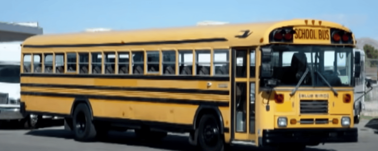 Il transforme un vieil autobus scolaire en luxueuse minimaison