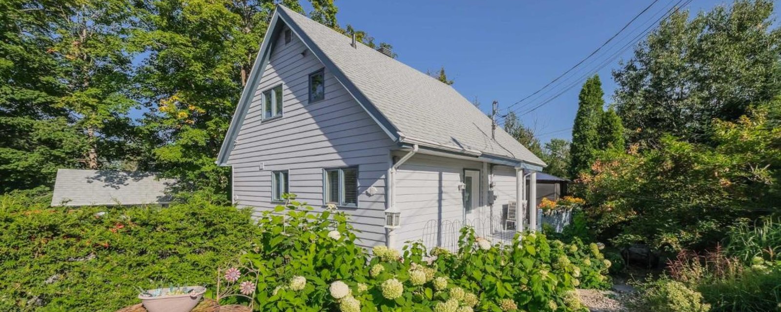 Tout meublé à 469 000$! Joli cottage clés en main à distance de marche du pittoresque village de Saint-Sauveur