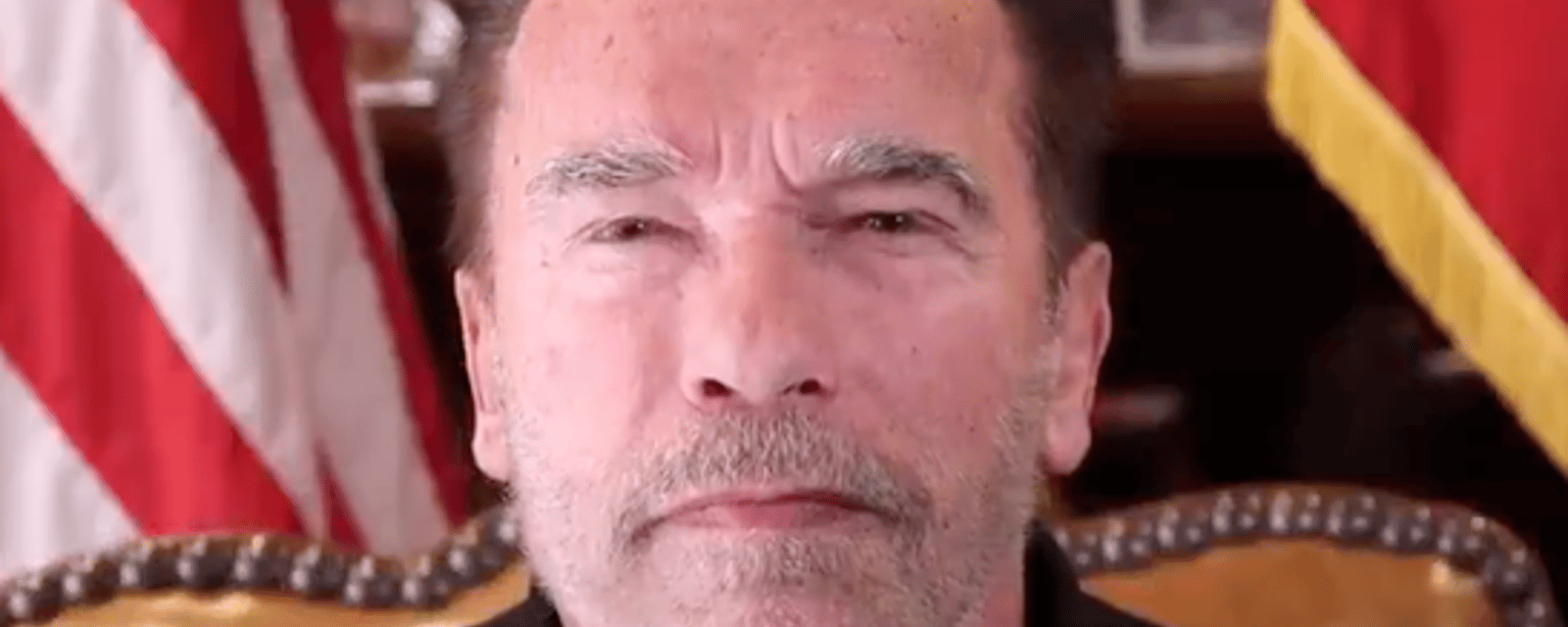 Arnold Schwarzenegger offre 25 mini maisons à des sans-abri.