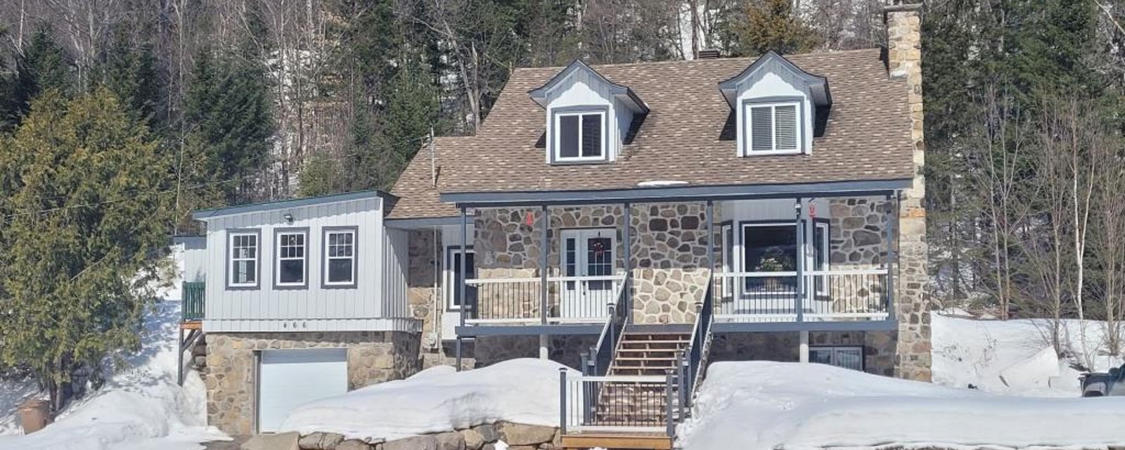 Chaleureuse maison canadienne avec belle cour sans voisins arrière idéalement située dans les Laurentides