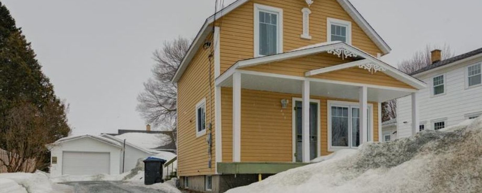 Coquette maisonnette de 3 chambres avec garage détaché à vendre pour 129 900$