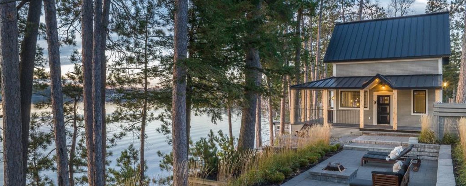 Les couchers de soleil au-dessus du lac vous éblouiront dans ce cottage meublé et splendidement décoré