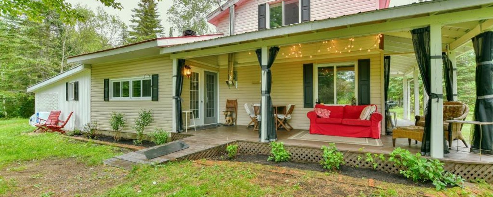 Chaleureuse maison meublée en bordure d'une paisible rivière à vendre pour 375 000$