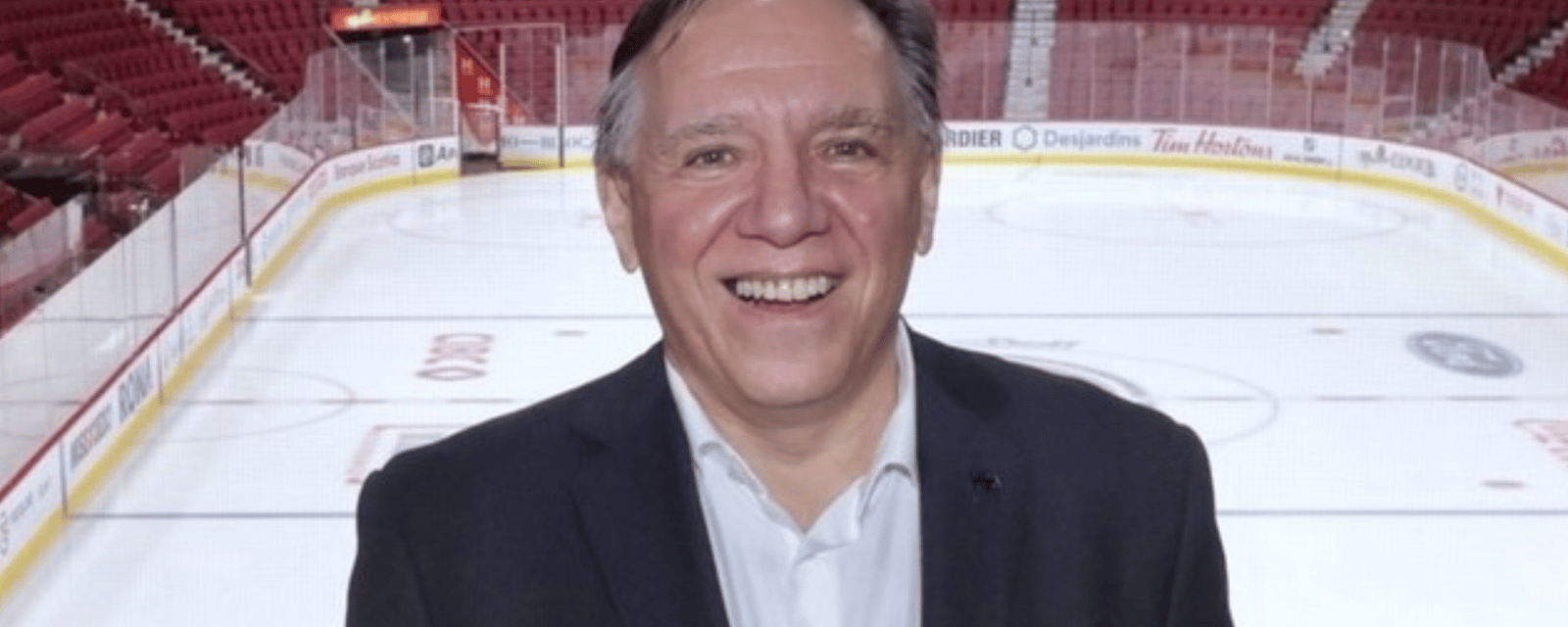 François Legault fait sensation sur internet en enfilant ses patins pour une game de hockey
