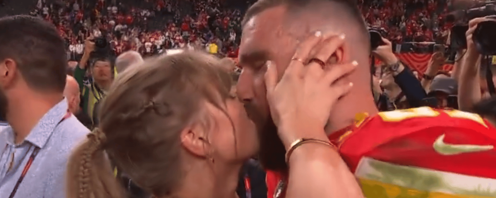 Taylor Swift nous offre un moment de tendresse avec son copain suite à la victoire des Chiefs