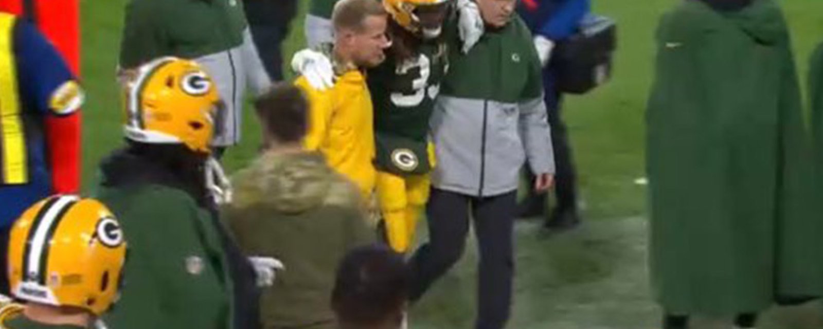 Packers RB assisted to medical tent by team staffers! 