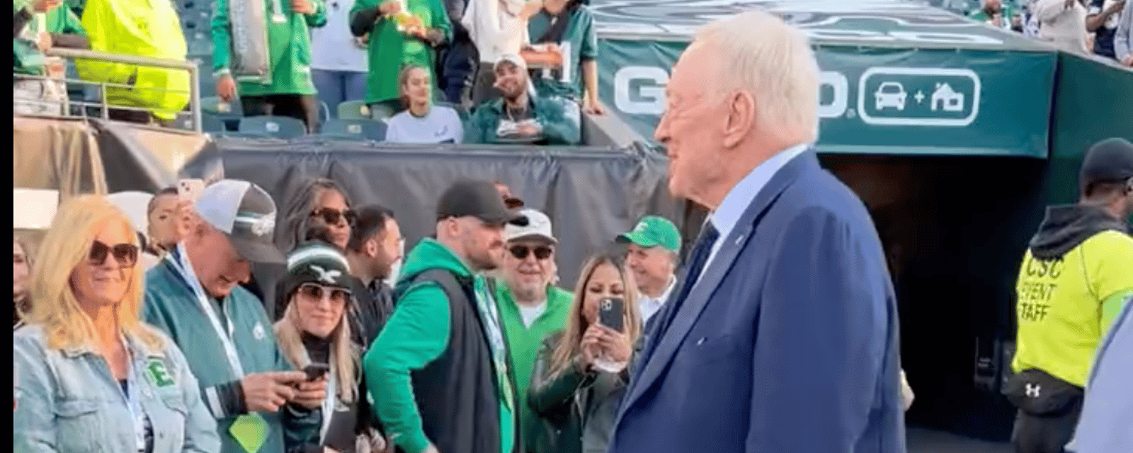 VIDEO: Jerry Jones interacts with Eagles fans