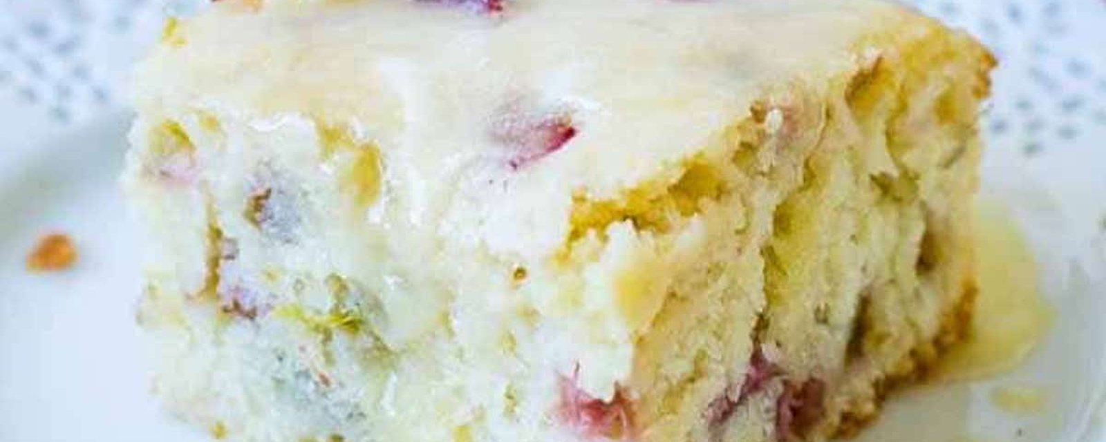 Gâteau moelleux rhubarbe avec sa sauce au beurre