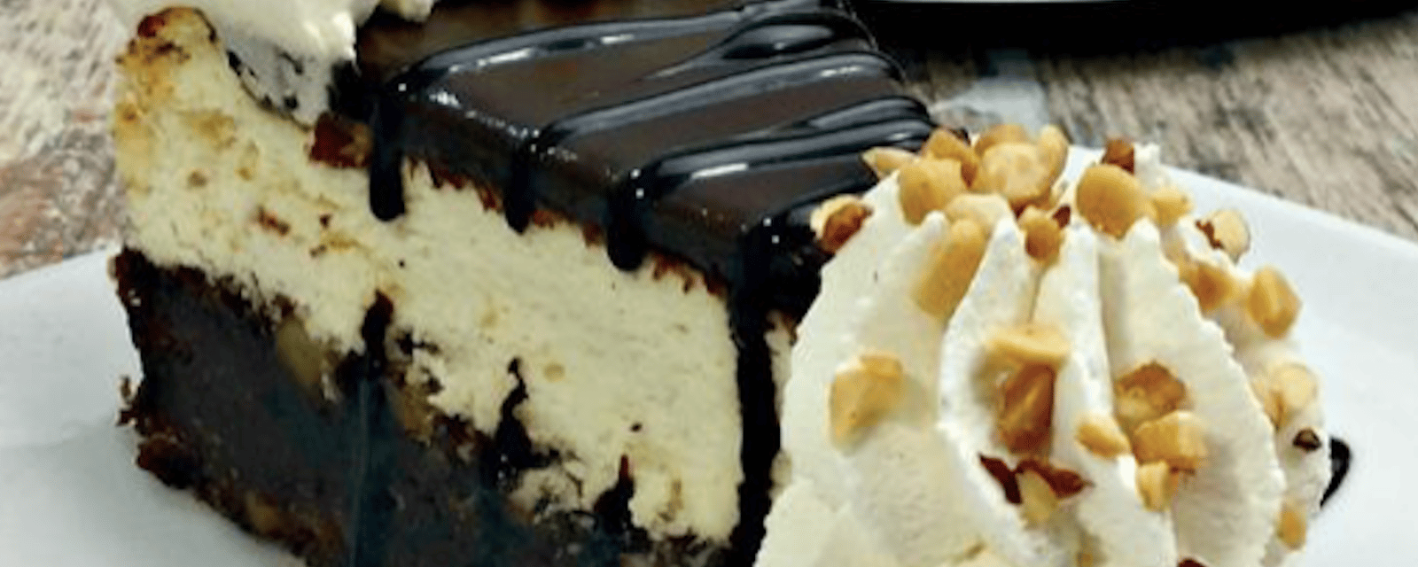 Le dessert le plus gourmand: le gâteau au fromage style sundae au chocolat
