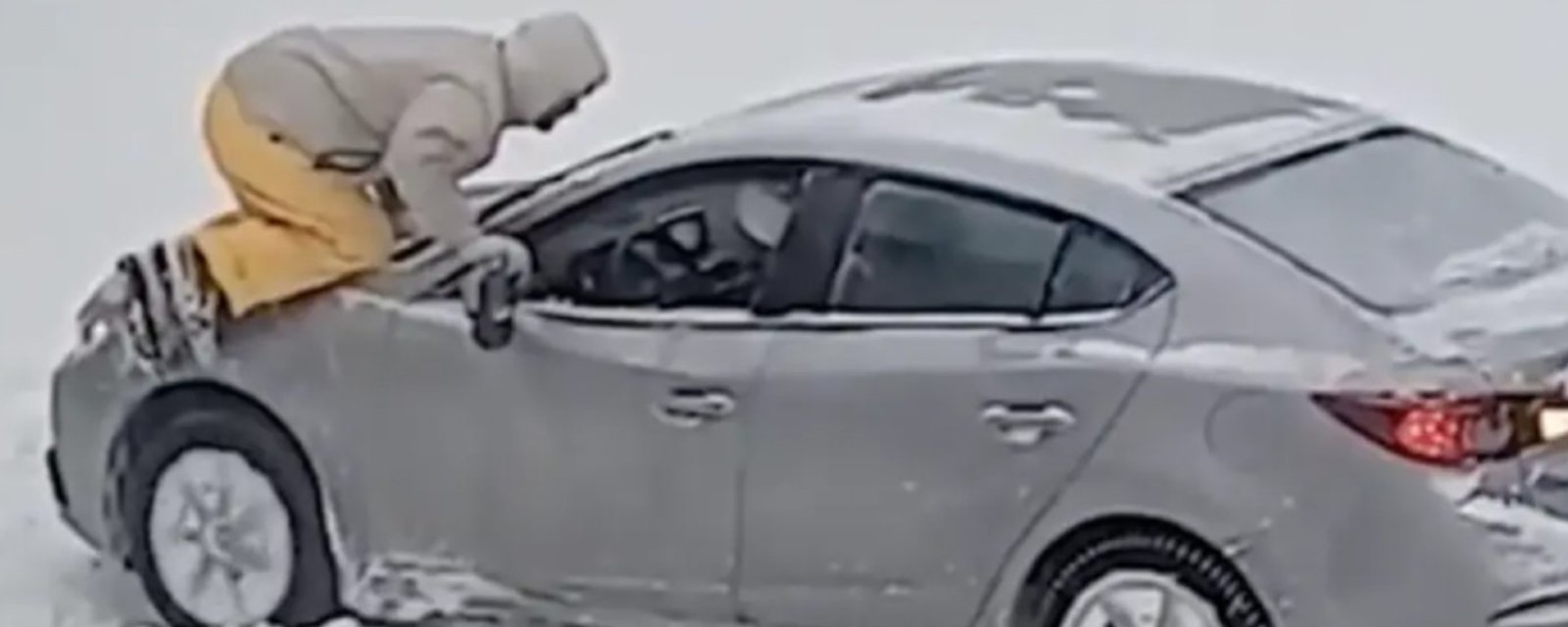 Un habitant de Limoilou essaie de décoincer sa voiture avec une technique très particulière