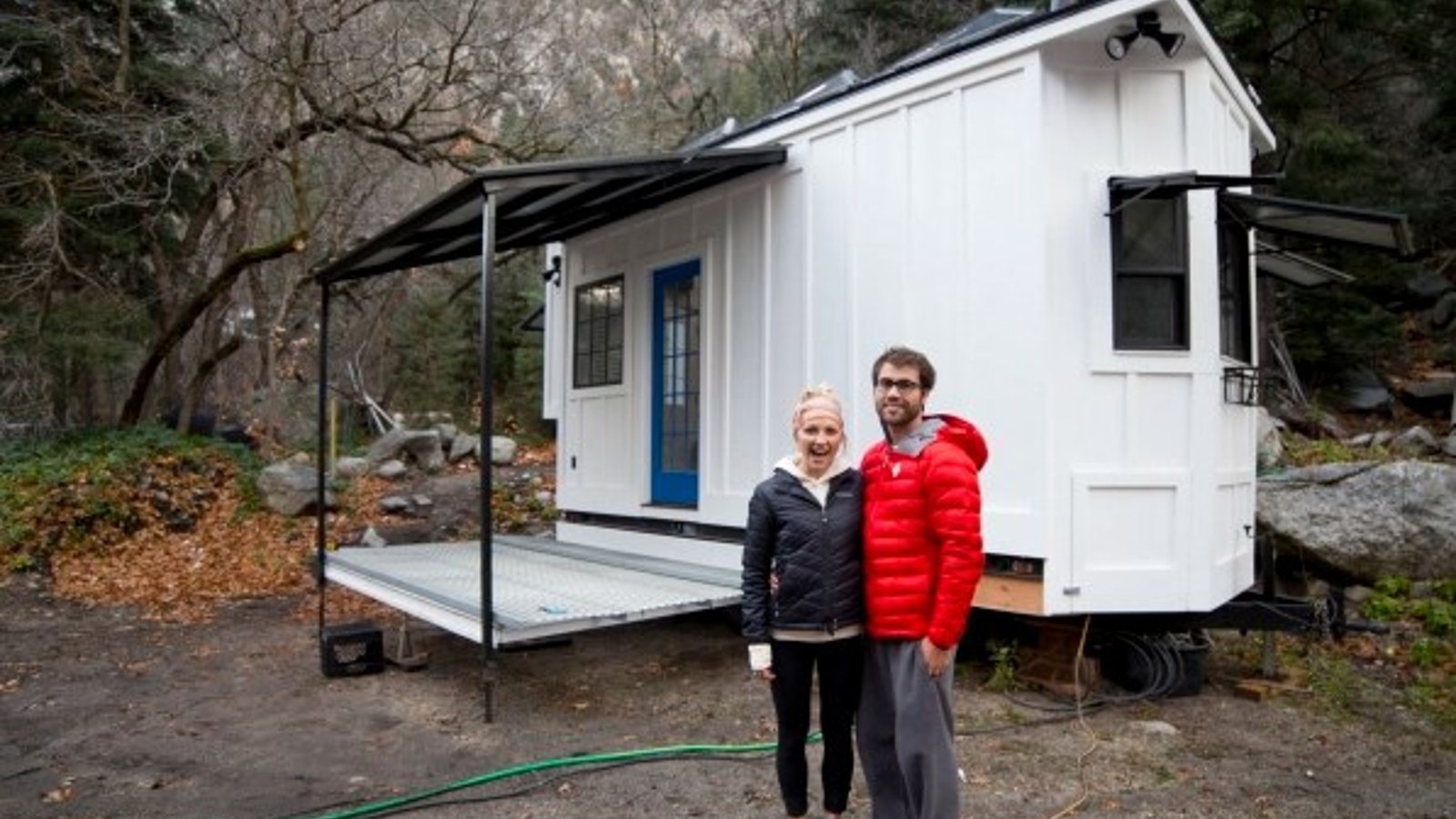 Ce couple se construit une mini-maison à partir de rien du tout et l'intérieur est majestueux 