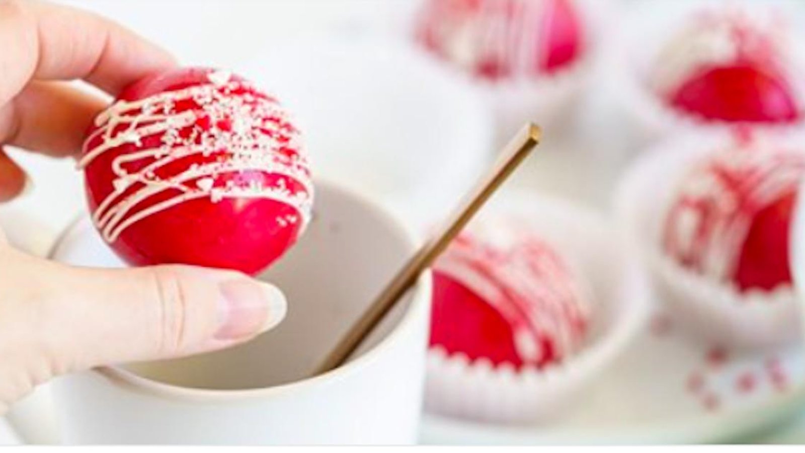 Une douceur de Saint-Valentin: les bombes Red Velvet pour chocolat chaud!