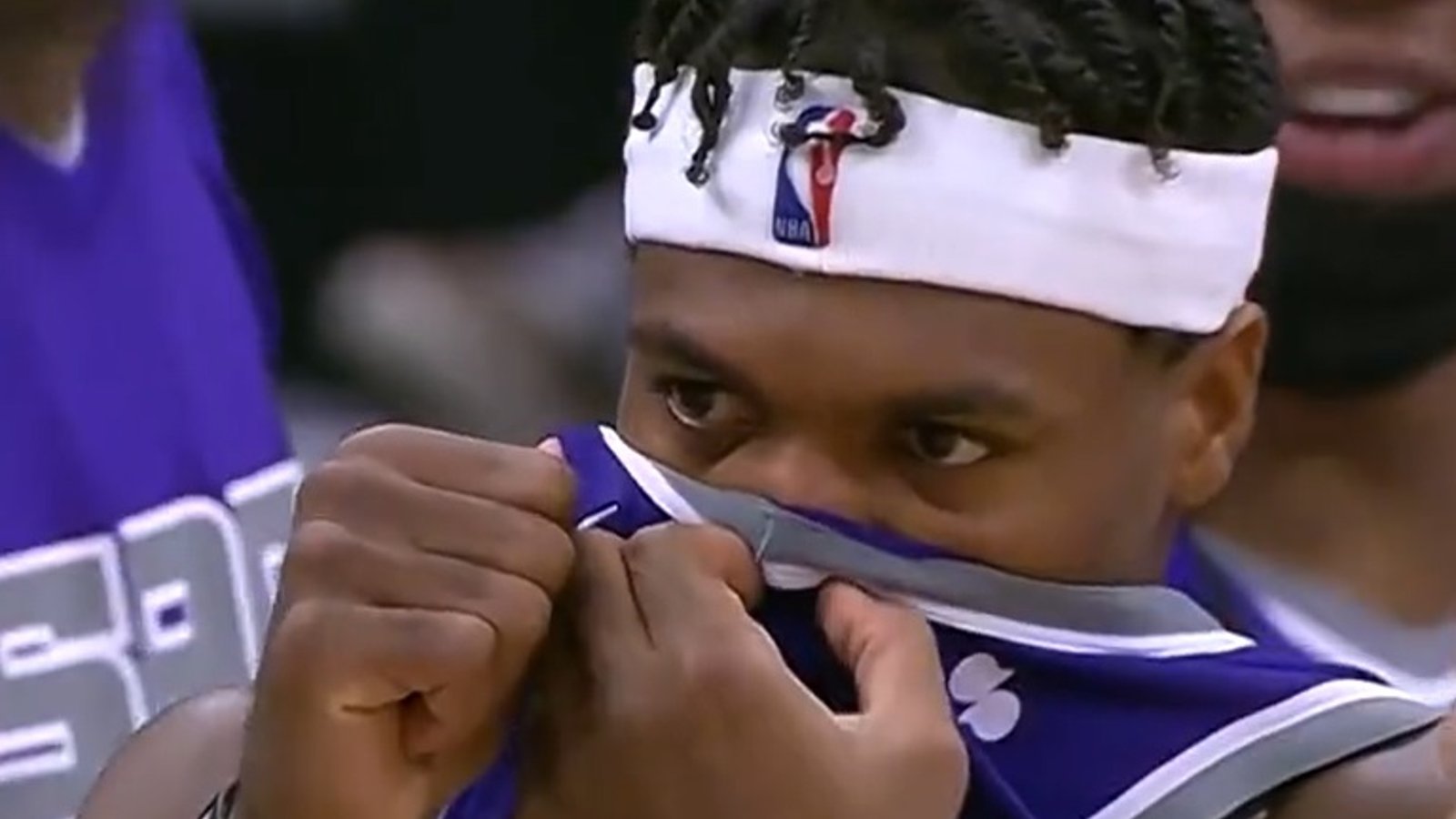 Un fan a été malade sur le terrain en plein match de la NBA!