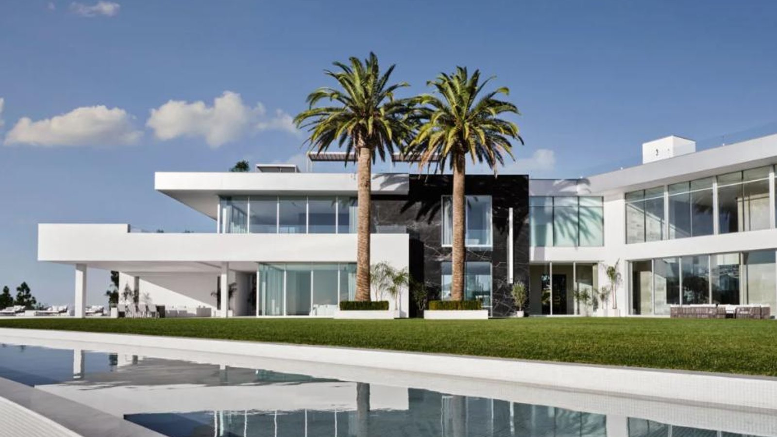 Cette maison en vente à 500 millions $ est en fait inhabitable
