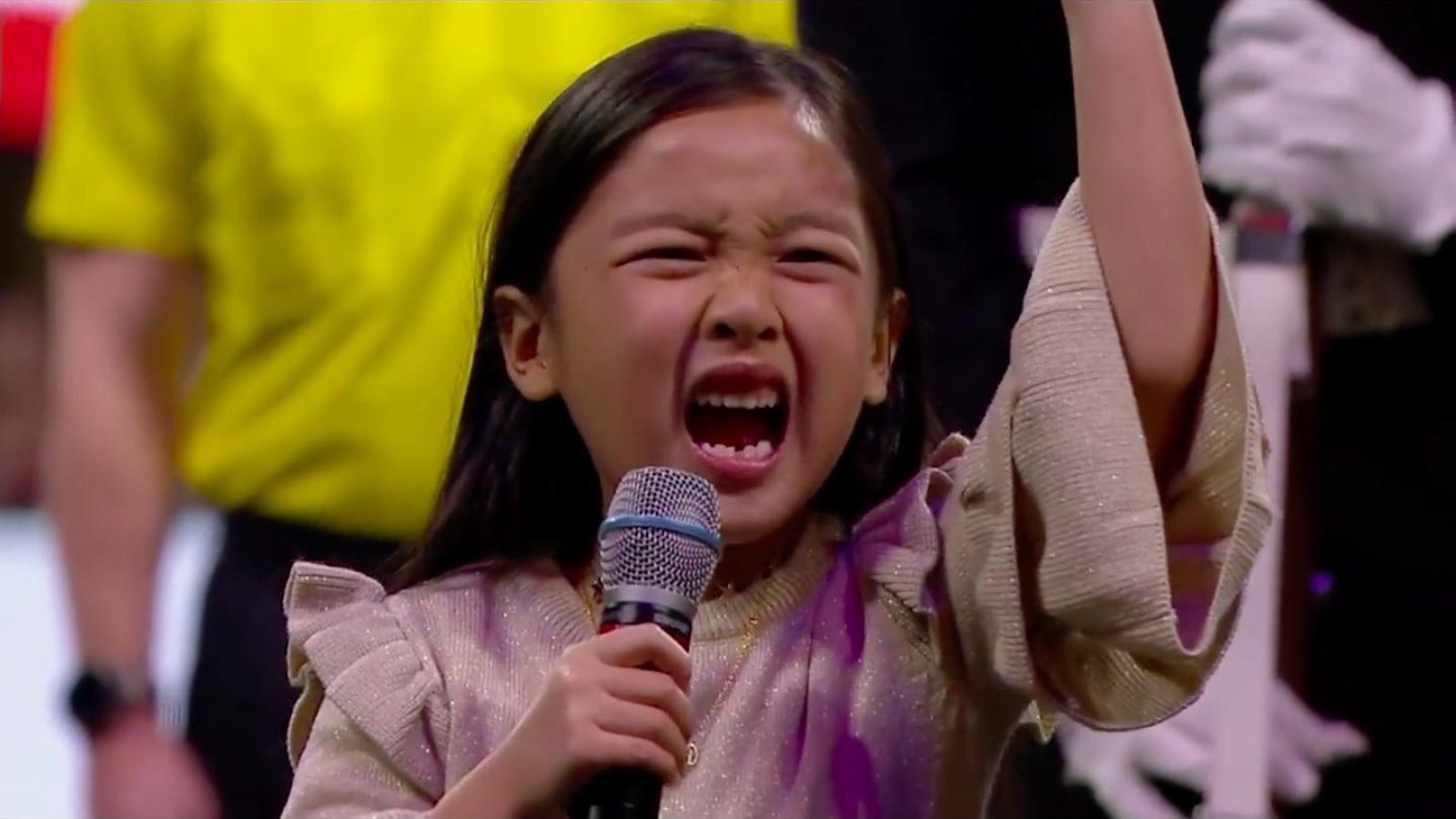 Cette petite fille de 7 ans offre la plus incroyable performance de l'hymne national que vous aurez vue!